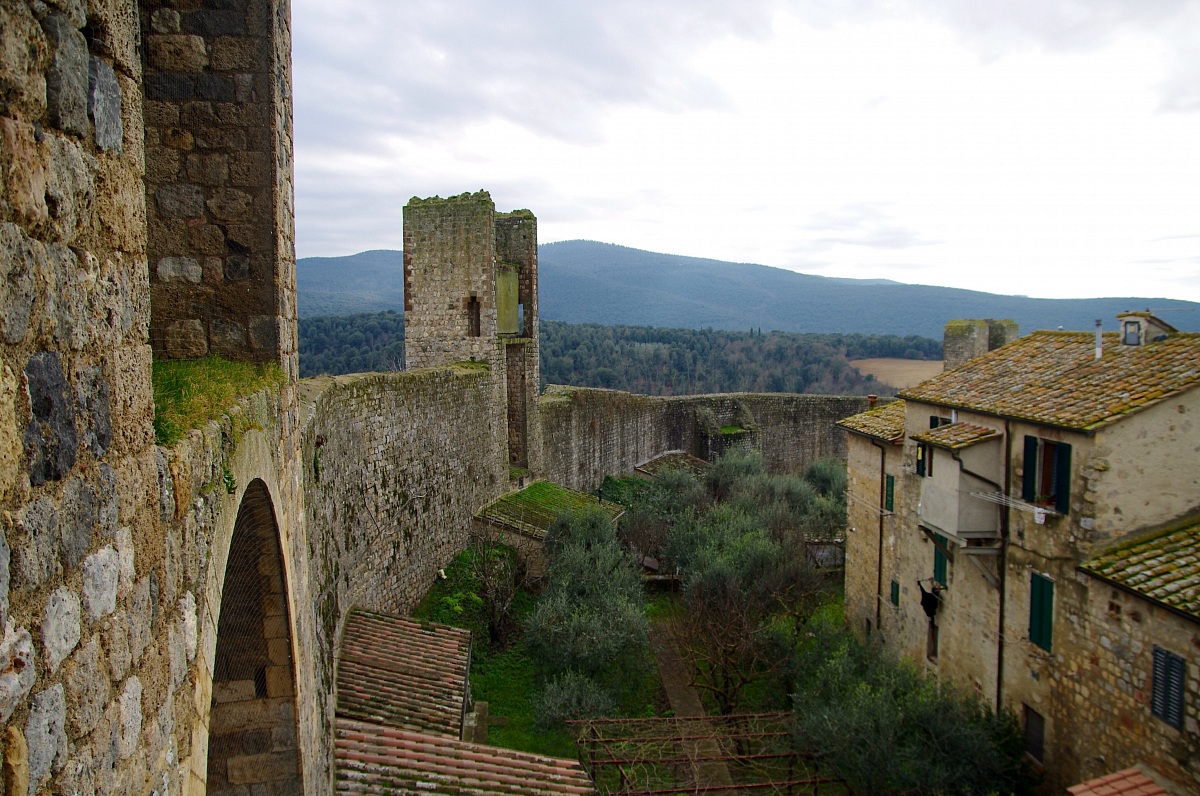 The walls lush mountain
