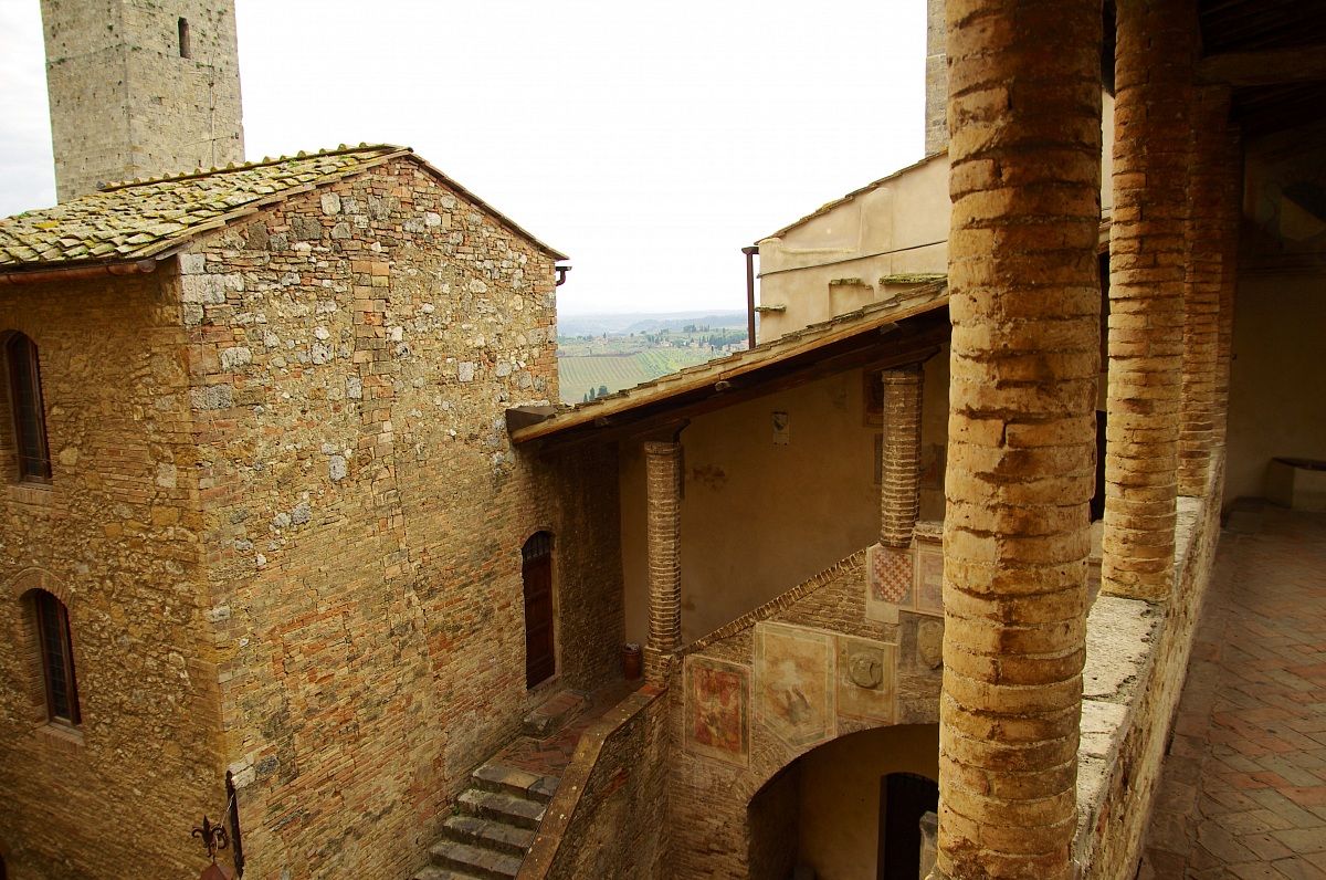 Colonnade s Gimignano