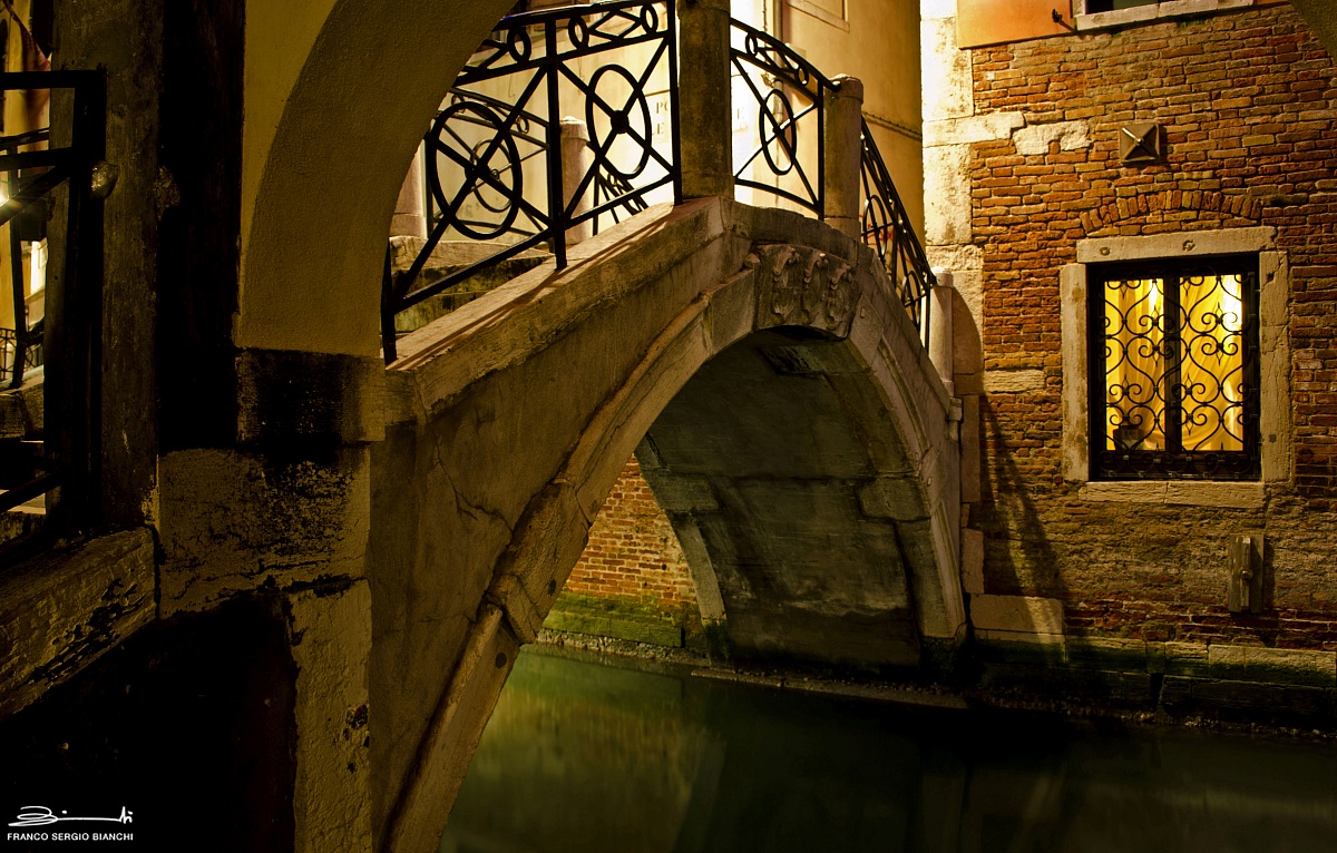 Ponte di notte