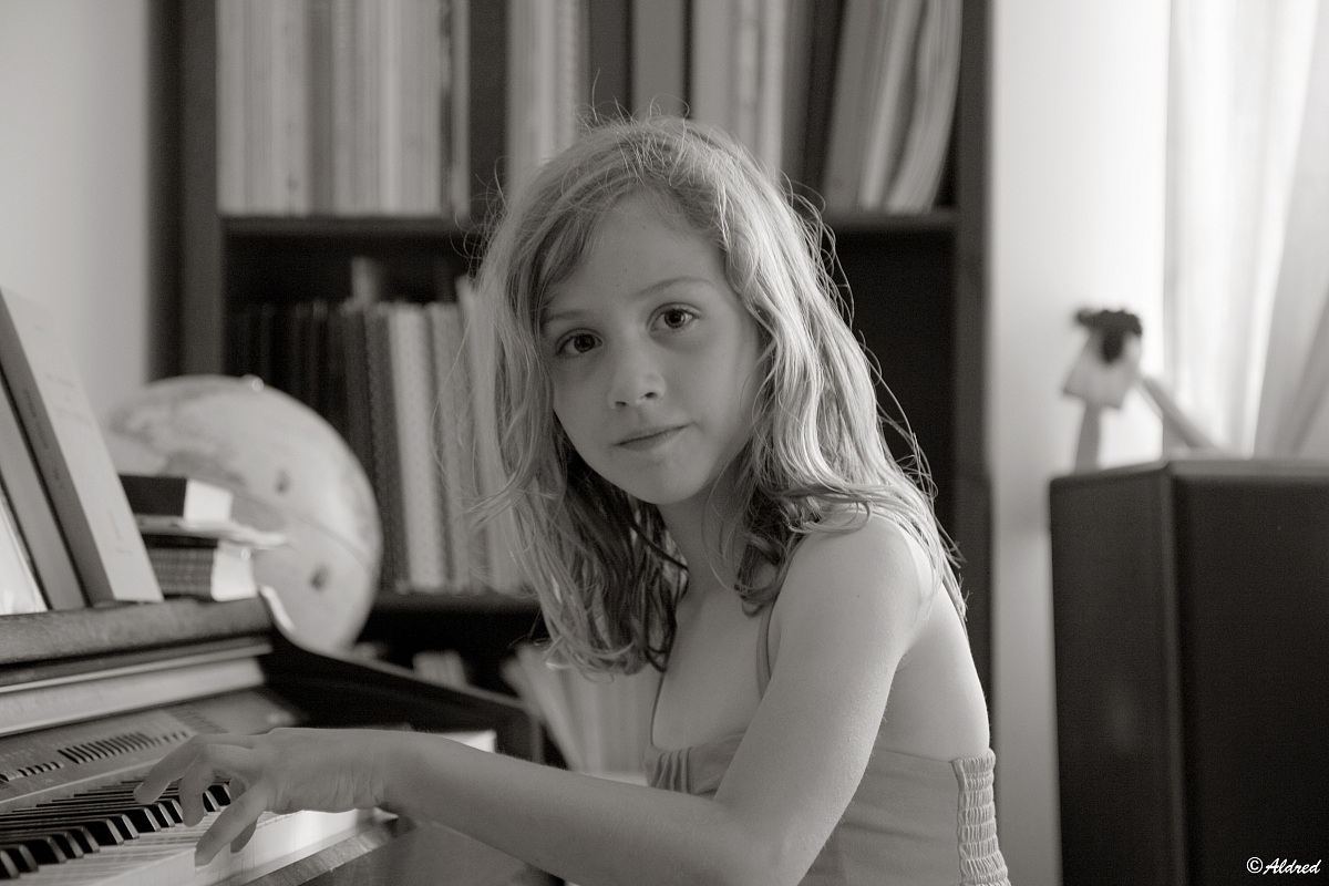 Beatrice al pianoforte, bianco e nero