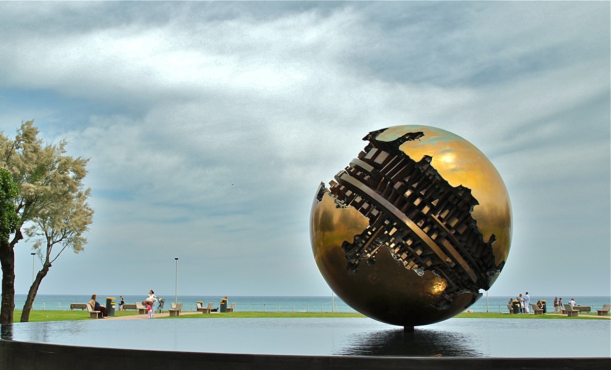La Sfera Grande di Arnaldo Pomodoro a Pesaro