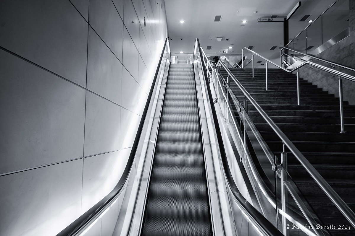Scale mobili alla fermata di Piazza Vittoria