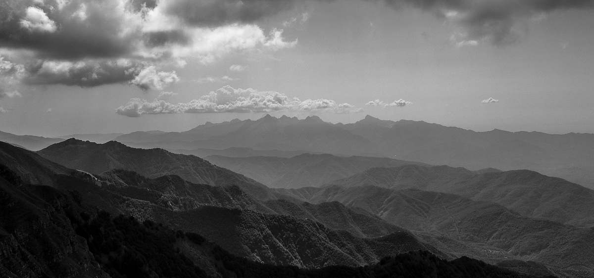Towards the Apuan Alps ........