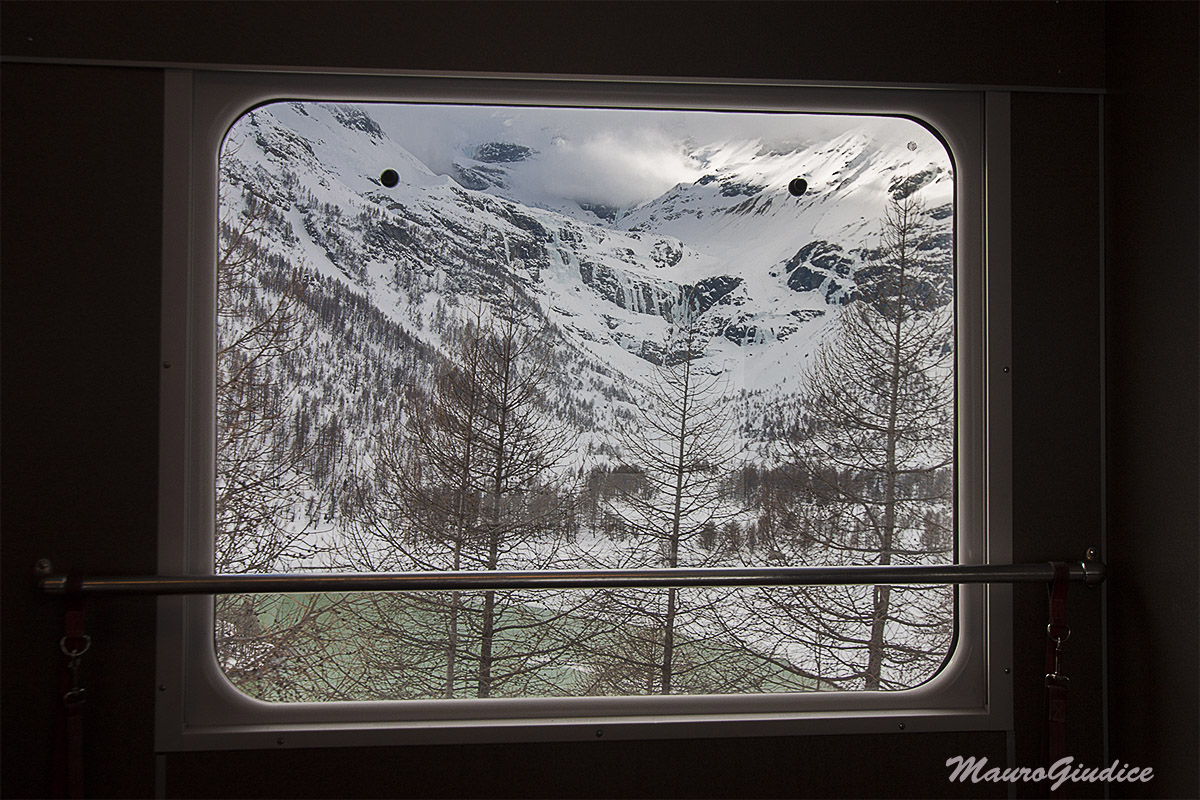 window overlooking the lake palù