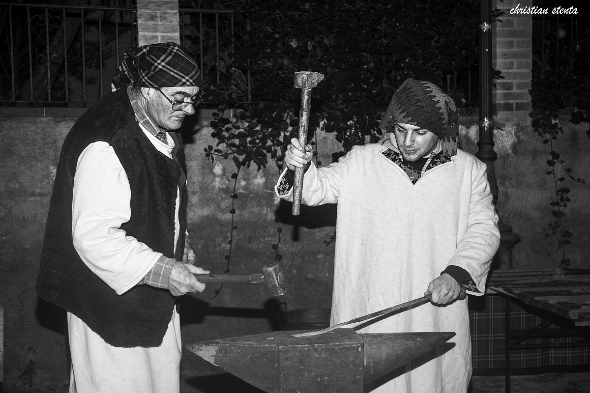 mastro fabbro e allievo