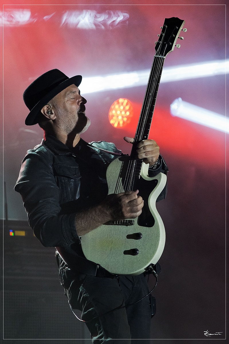 Nek in concerto ........ il chitarrista