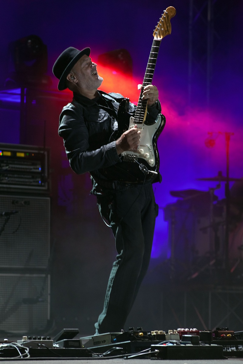 Nek in concerto ........ il chitarrista