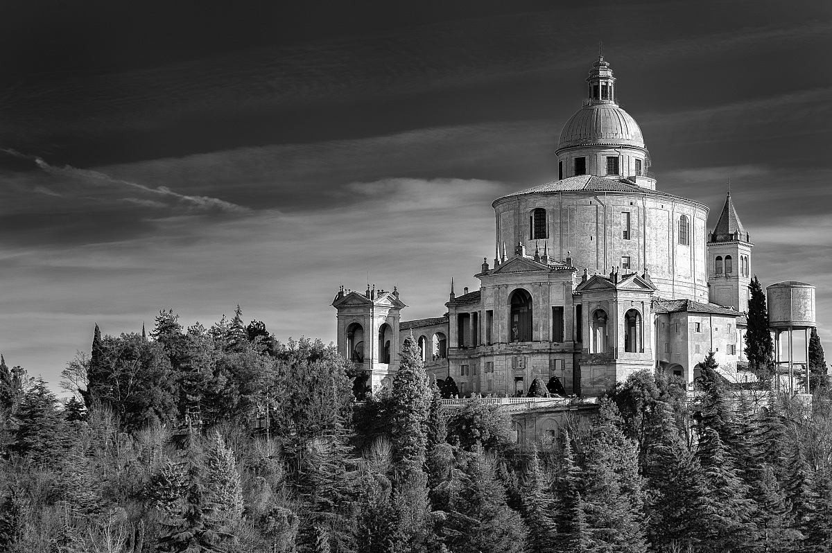 It overlooks Bologna