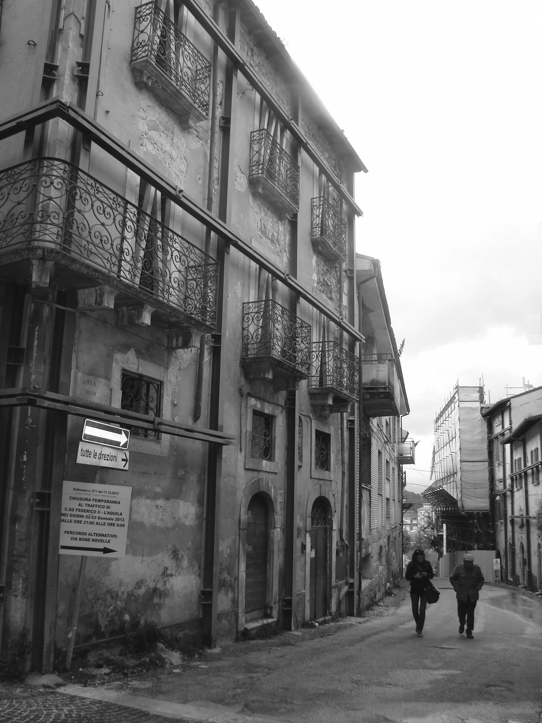 L'Aquila. Nelle vie deserte