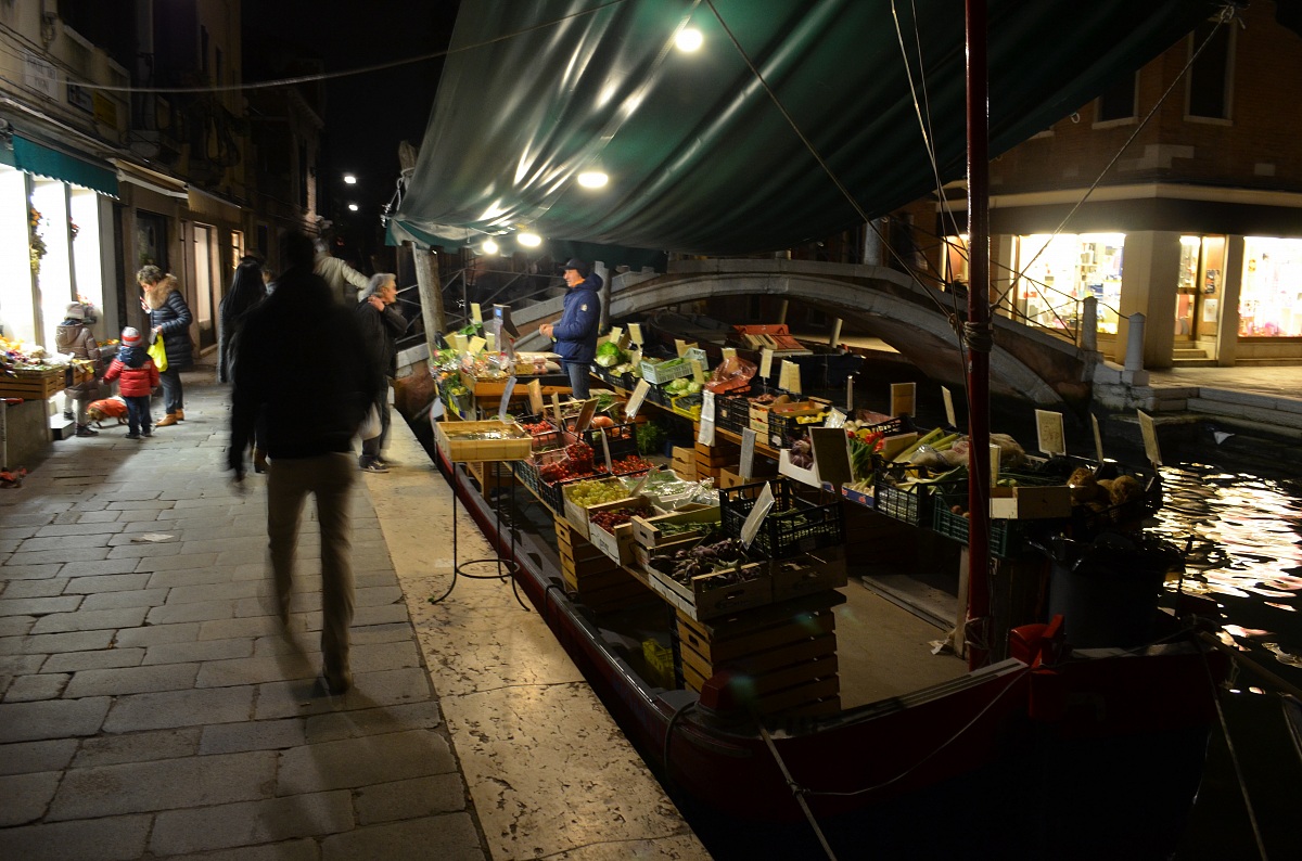 Fruttivendolo in barca