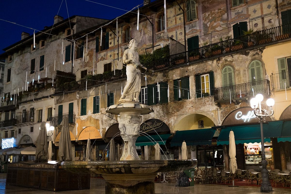 Verona - piazza Erbe 2