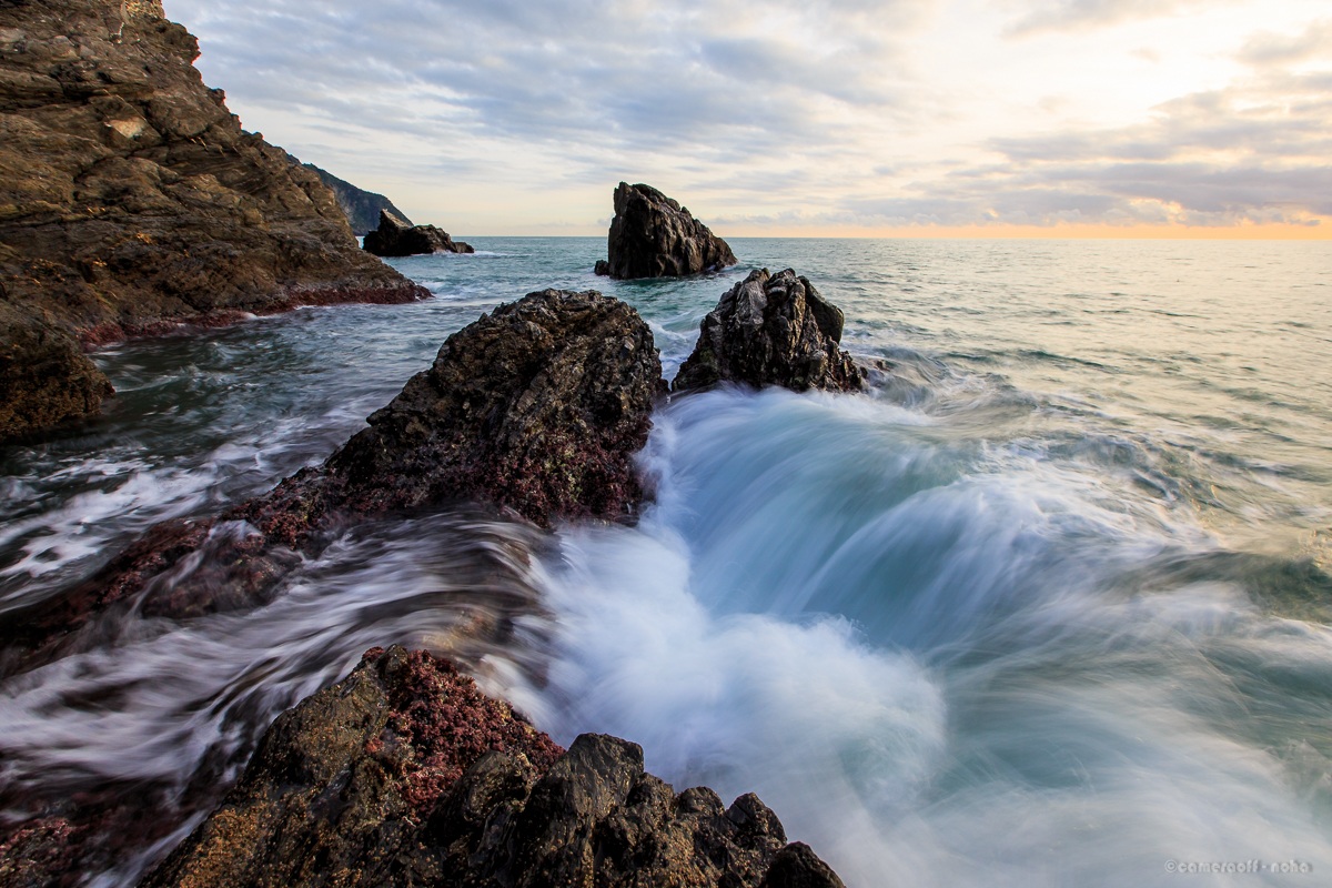 Manarola scoglie e onde
