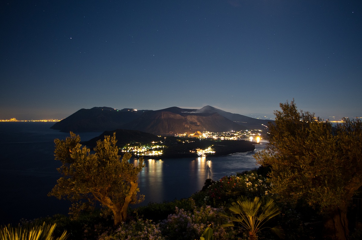 Cala la notte su Vulcano