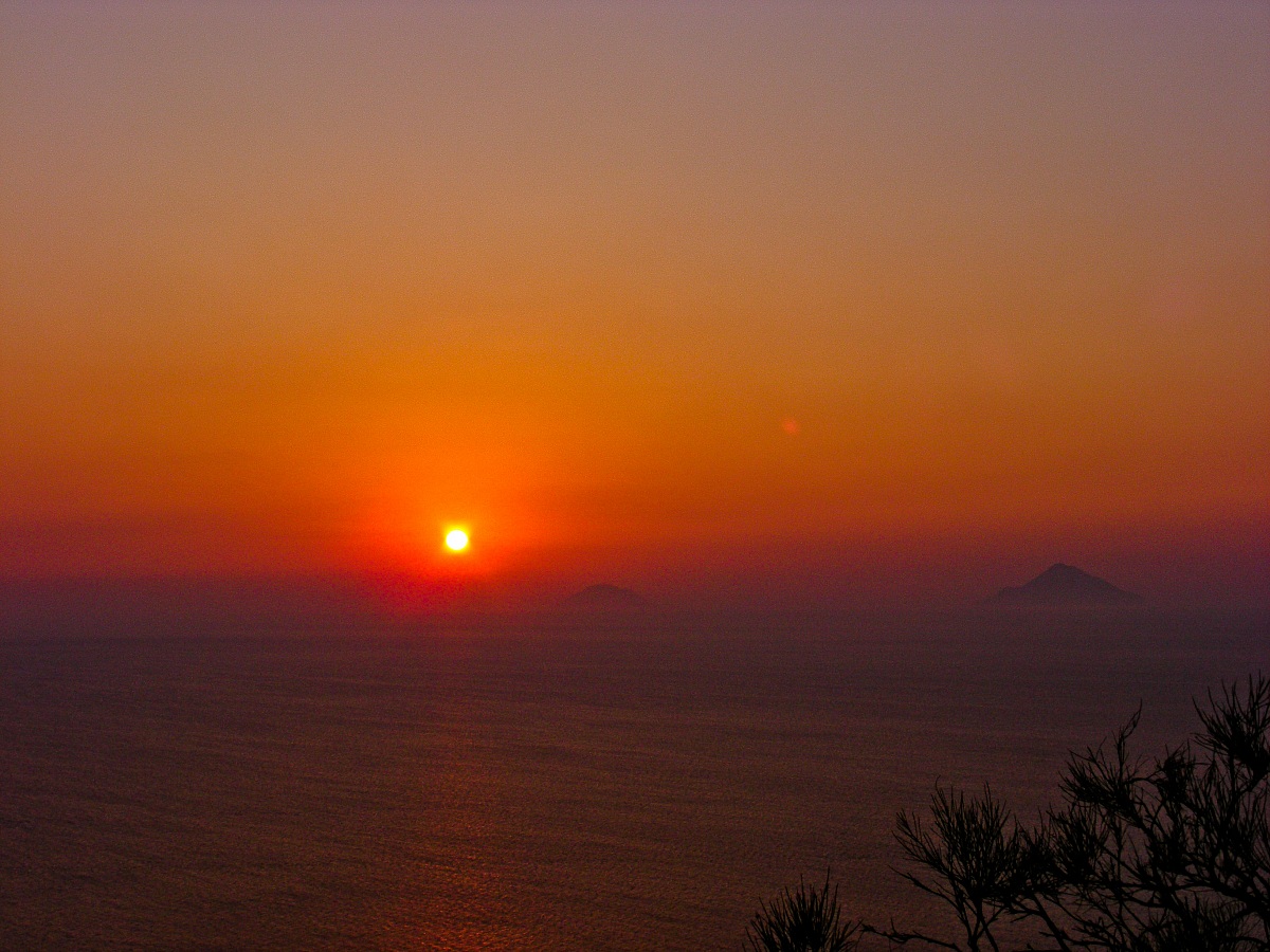Tramonto dietro Alicudi