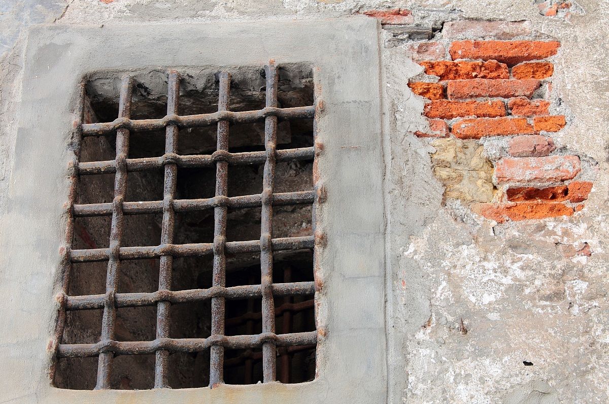 Finestra di ferro con sbarre