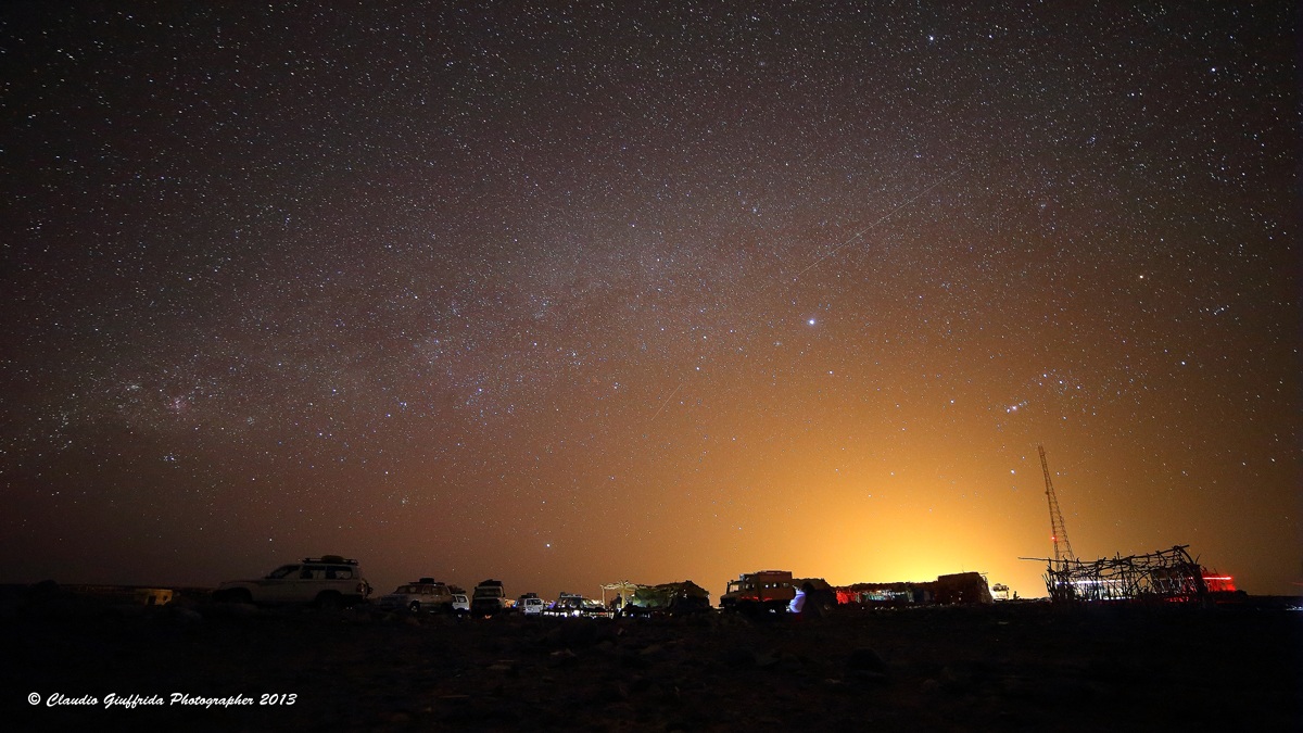 La notte cede all'alba sul villaggio di Ahmed Ela