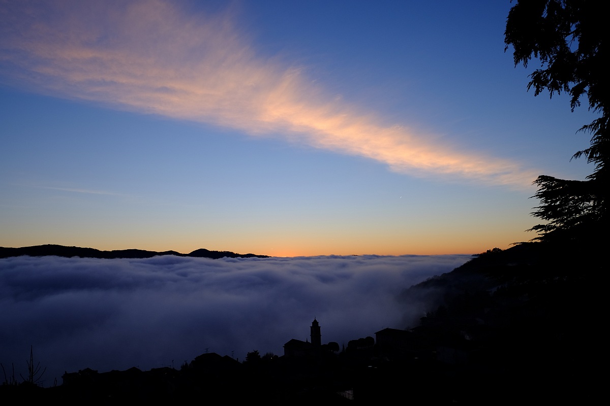 Sea of ??fog at dawn
