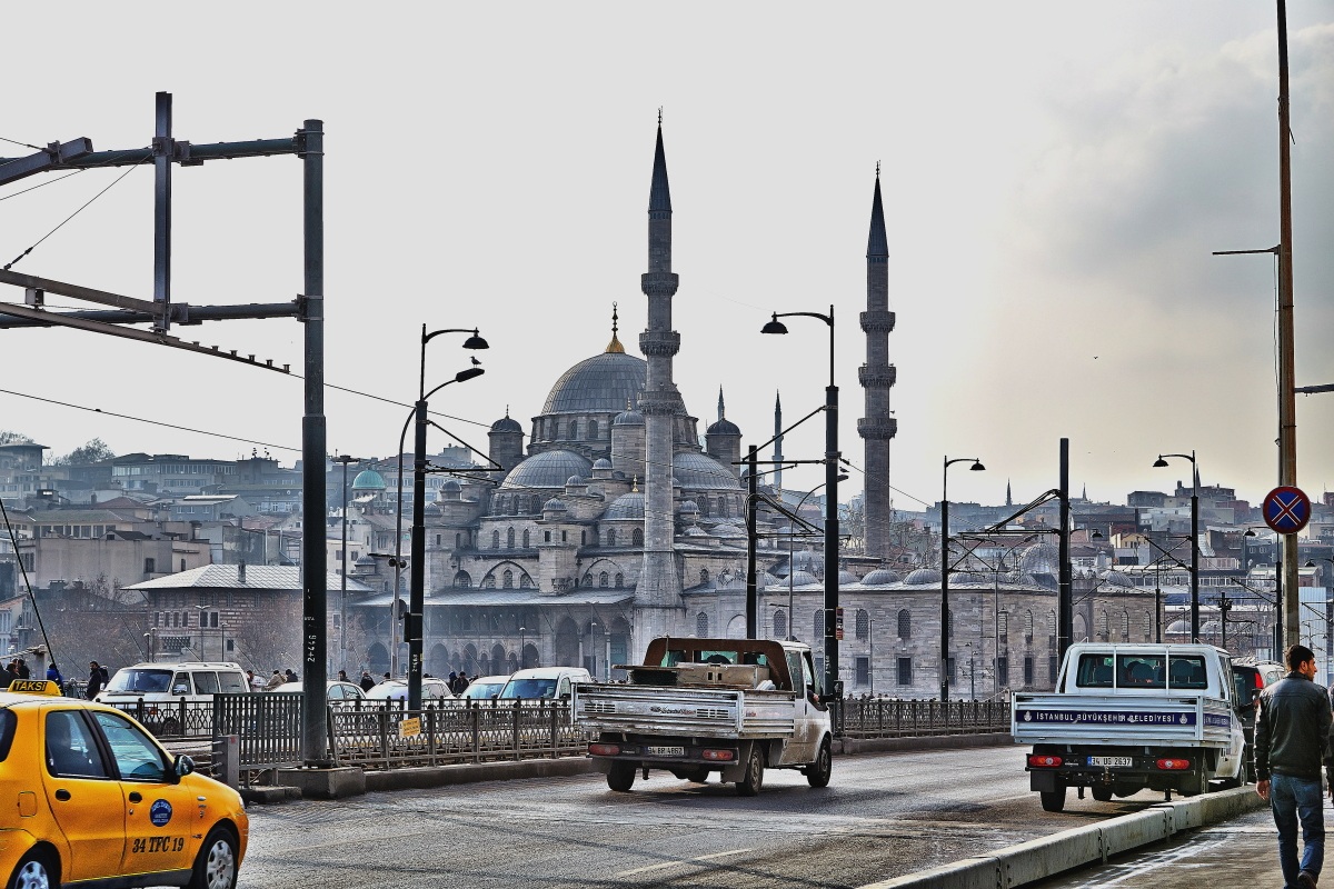 Macchine in arrivo dal Ponte di Galata a Istanbul