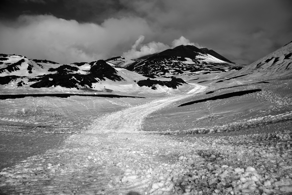 quasi in cima su di un 'etna un pò inquieta
