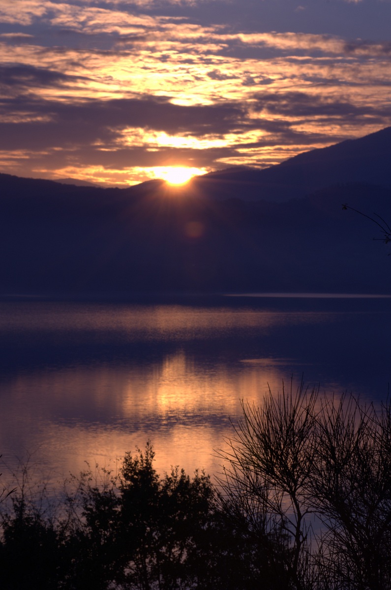quando la nebbia lascia il lago