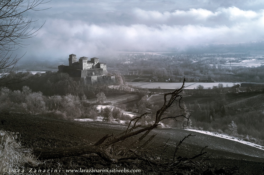 mura antiche rifugio di nebbie e fantasmi