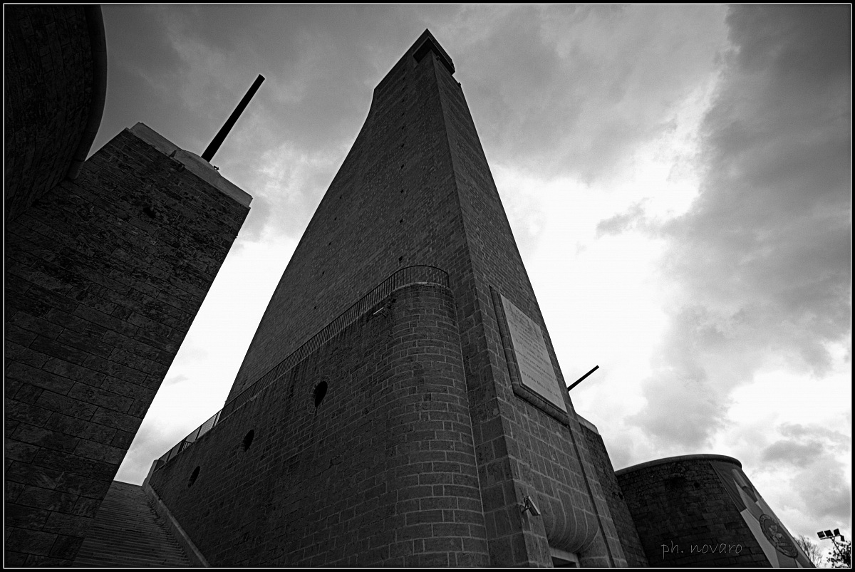 monument to the sailor - toasting