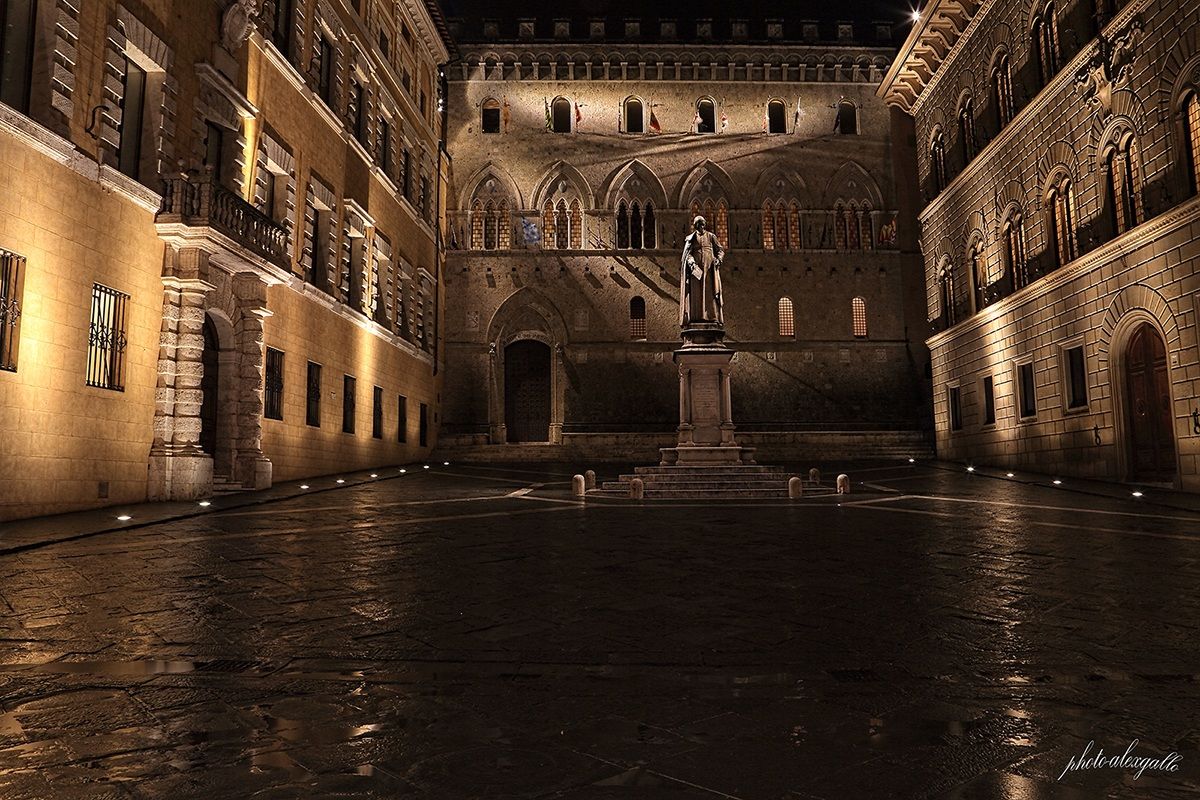 Siena - Piazza Salimbeni