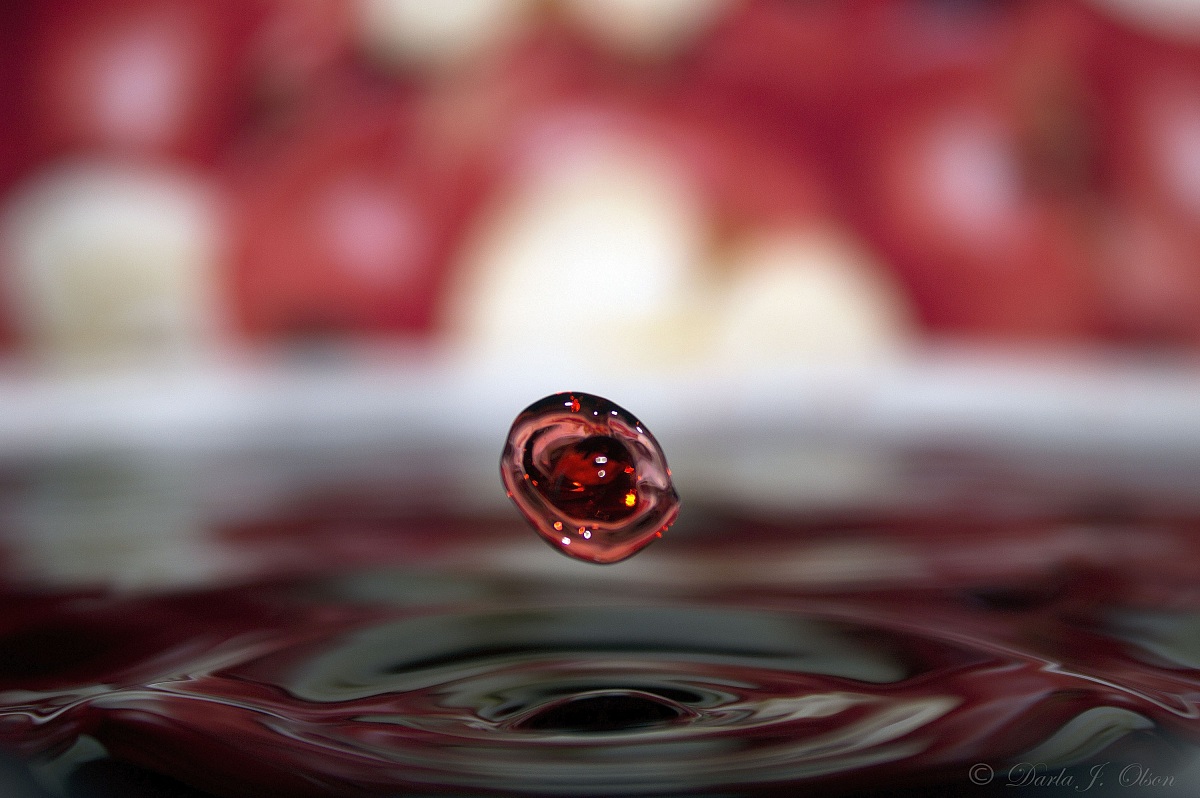 Dell'acqua rossa goccia