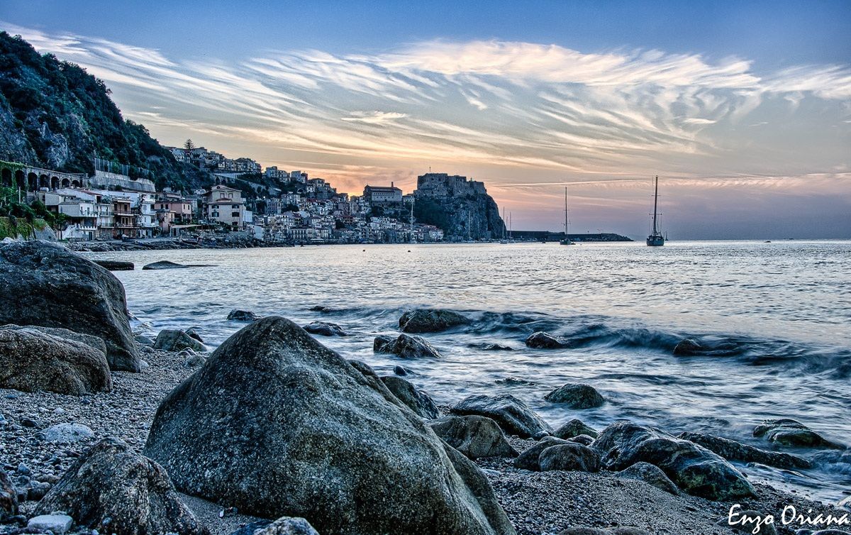 Scilla al tramonto