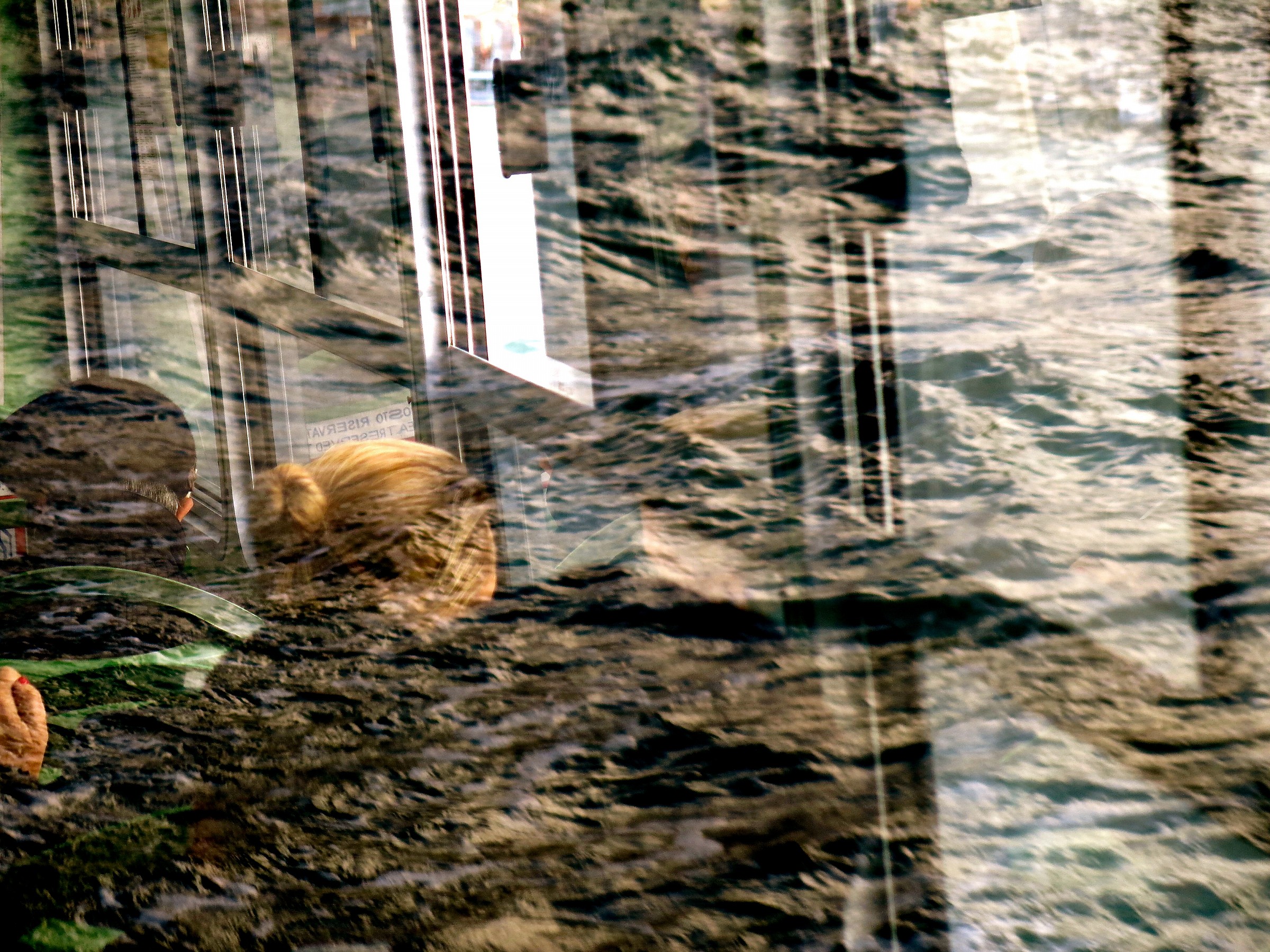riflesso della laguna sul vaporetto