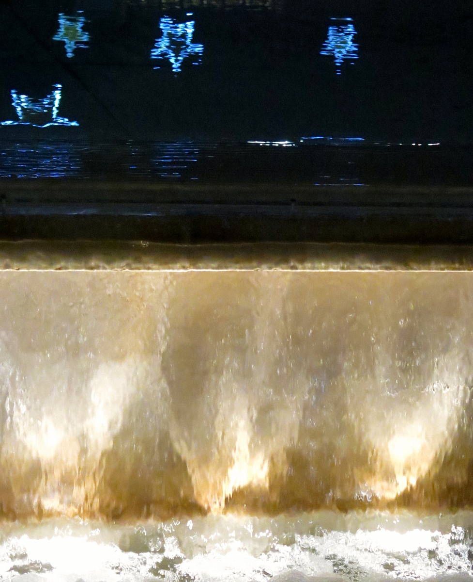 stelle di luce riflesse sulla fontana