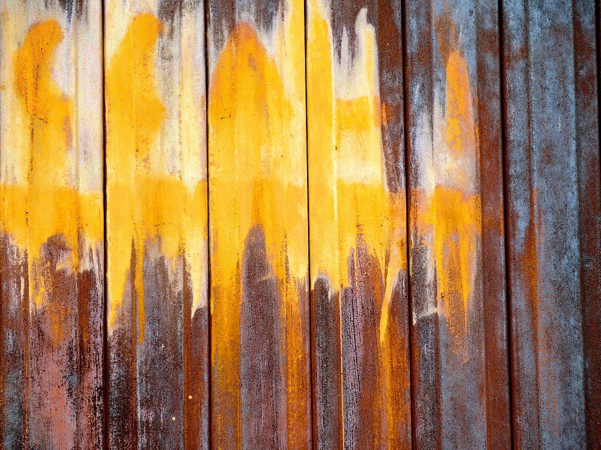 sfumature sulla porta di un casolare in montagna