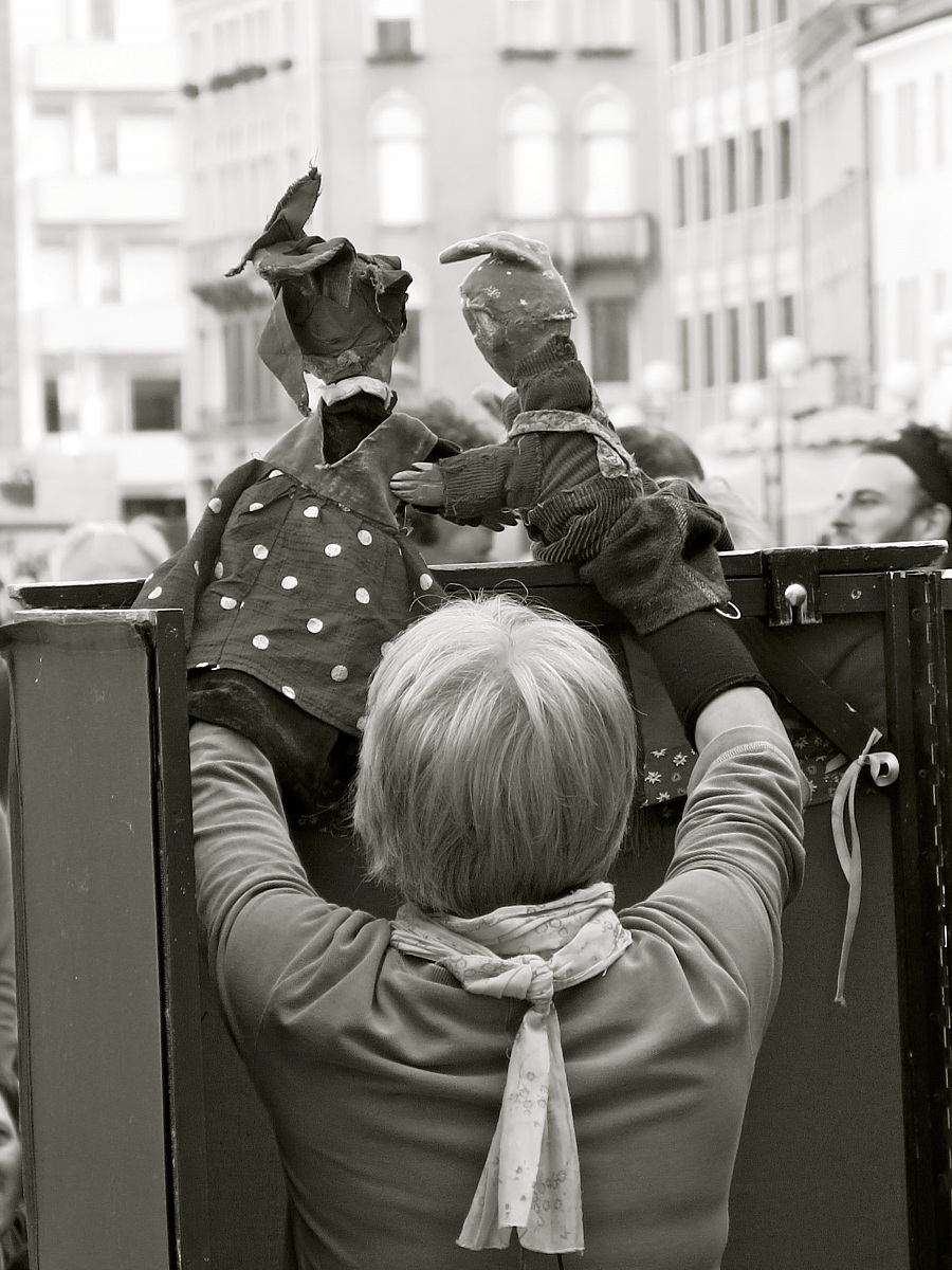 in Piazza Ferretto,la burattinaia