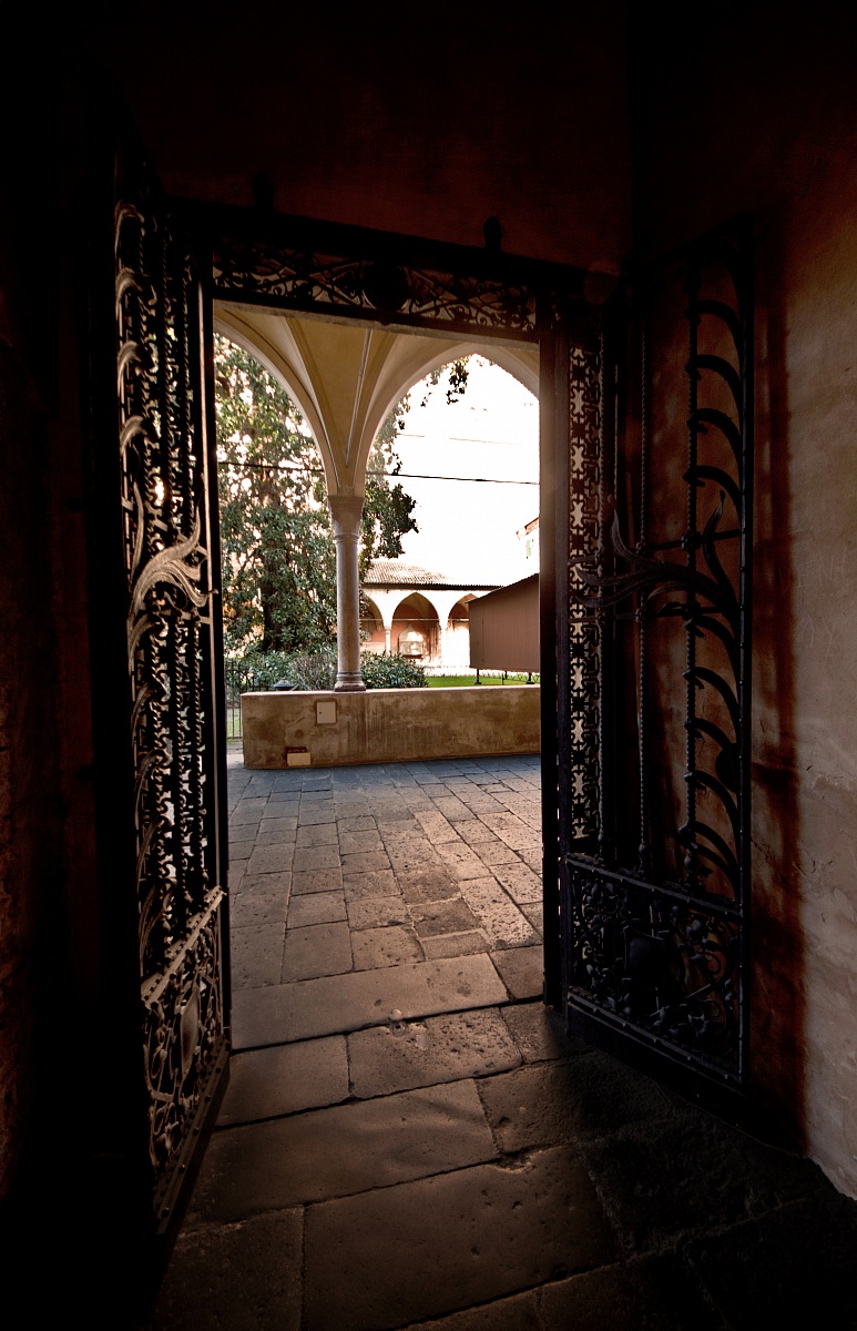 Basilica di Sant'Antonio, ingresso al chiostro