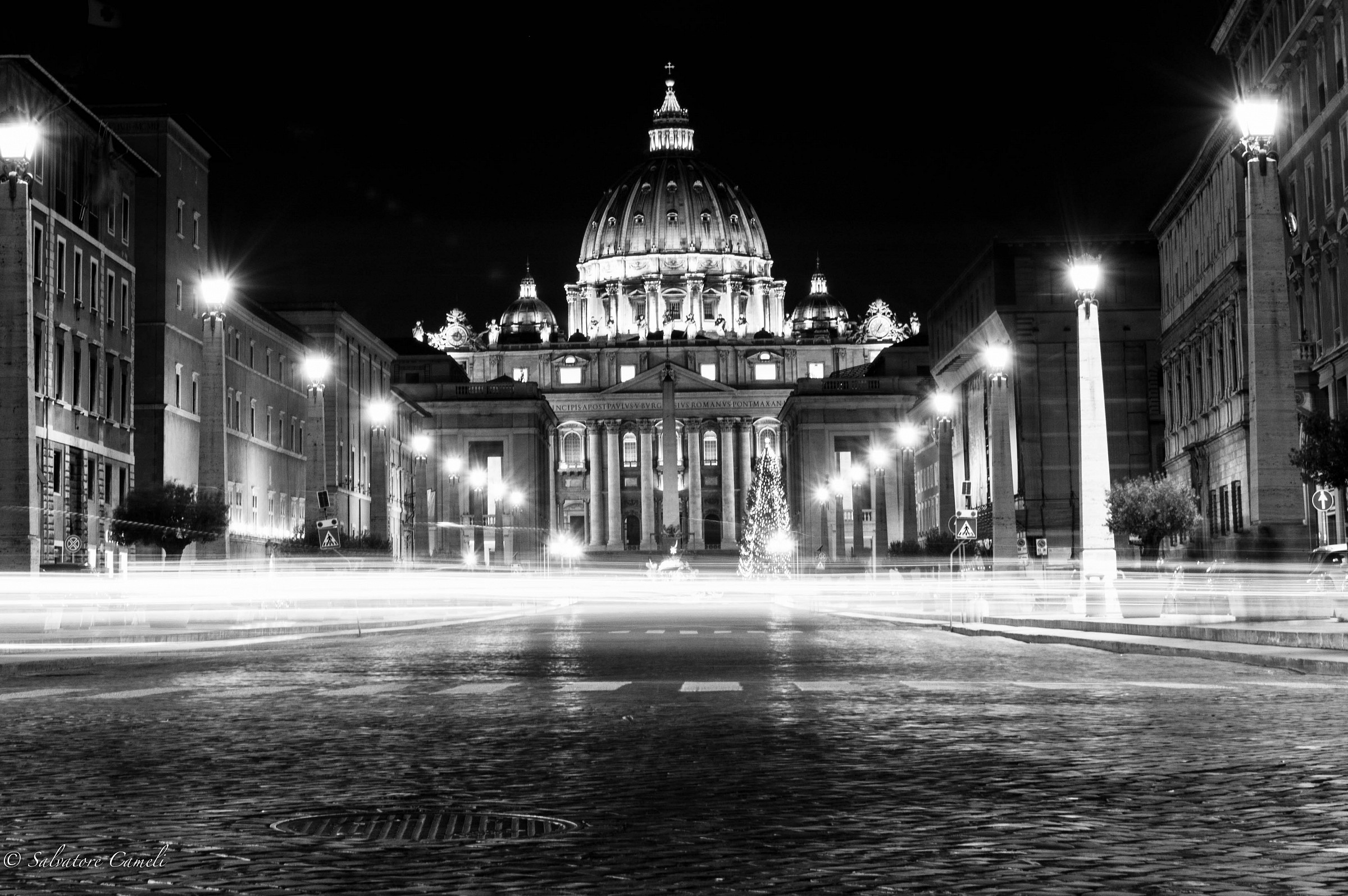 scie illuminate a San Pietro