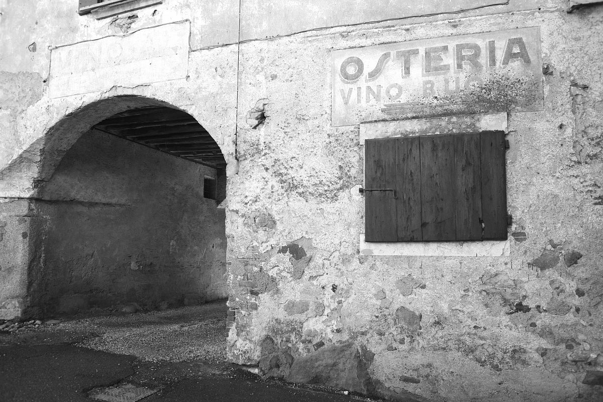 Lemon, the old inn in a village that no longer exists