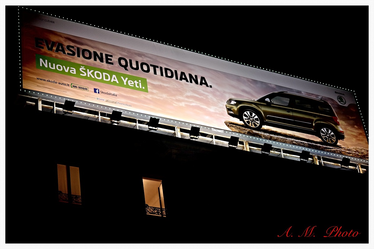 Milano , cartellone pubblicitario in piazza Cadorna
