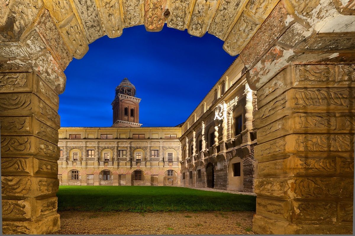 Mantova - Cortile della Mostra