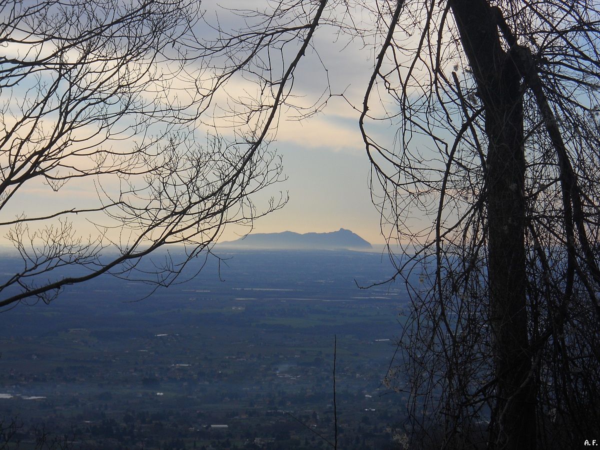 Sullo sfondo il Circeo