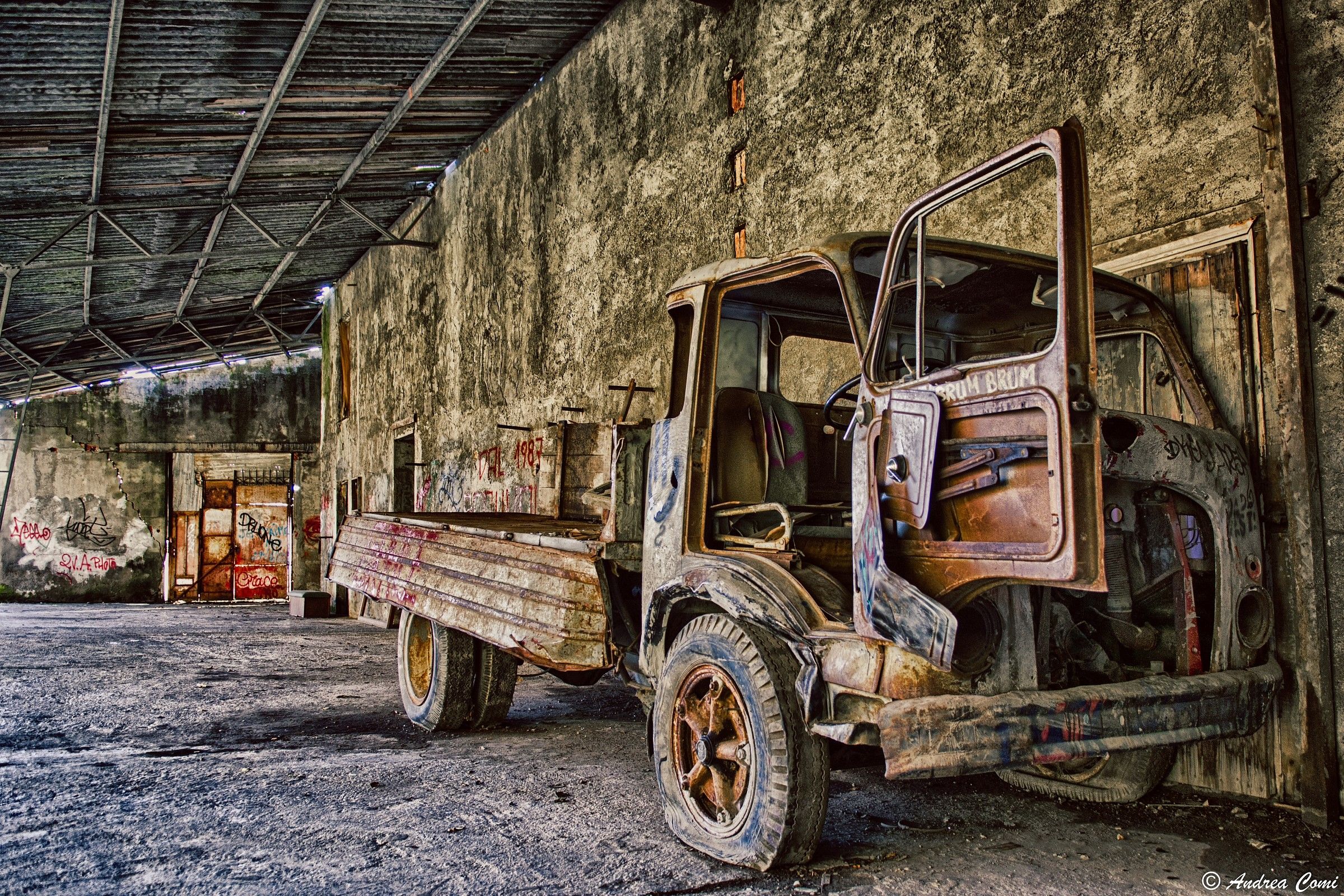 Abandoned truck - Consonno