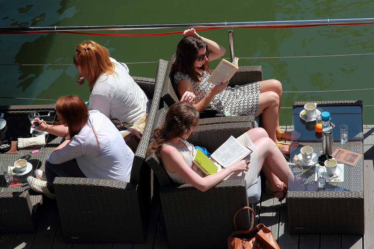 Il bar sul fiume al sole