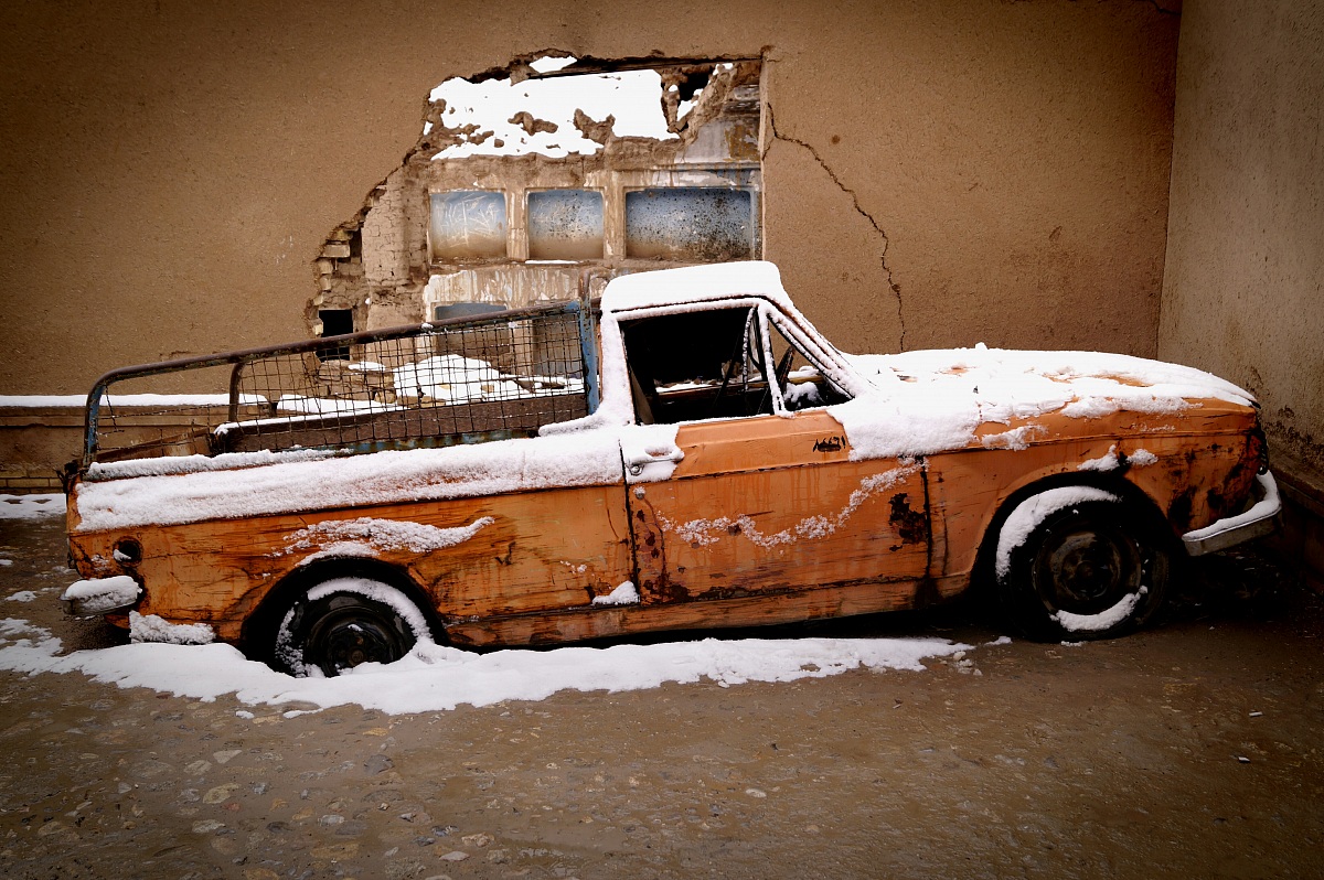 Buco in terra buco nel muro