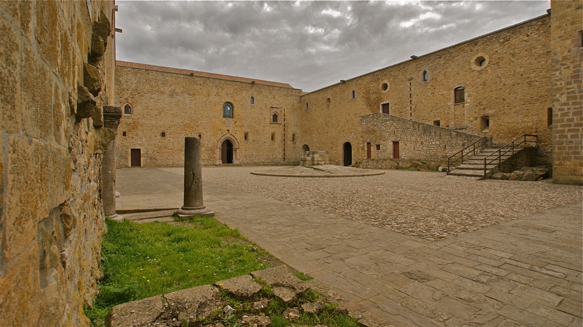 il cortile interno del Castello di Lagopesole