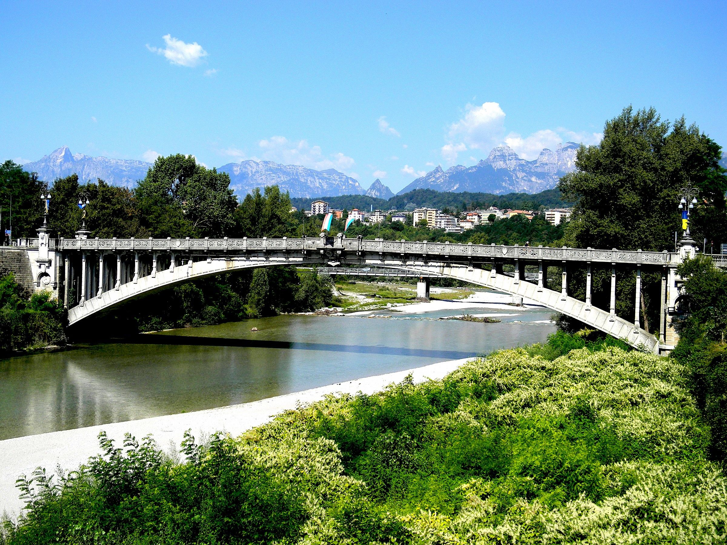 ponte sul fiume Piave (belluno)