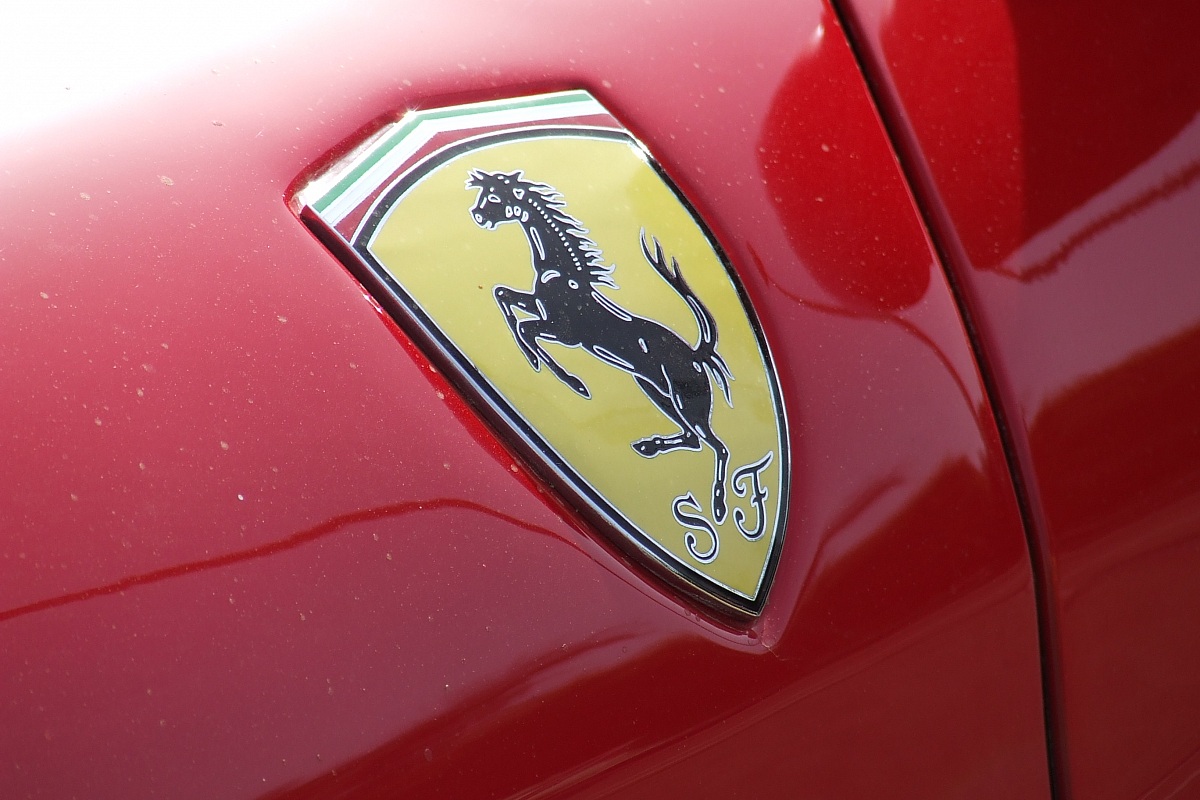 ferrari emblem