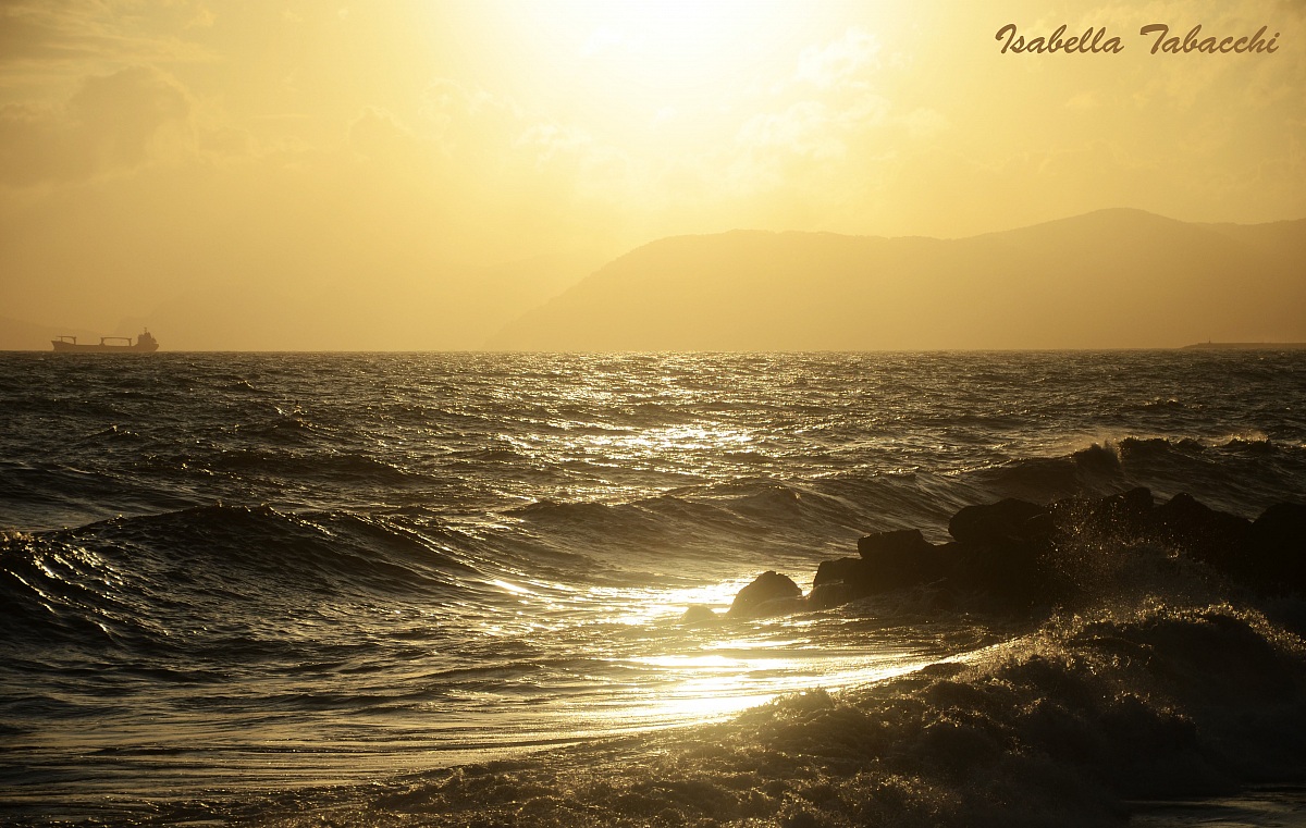 Tramonto sul mare mosso