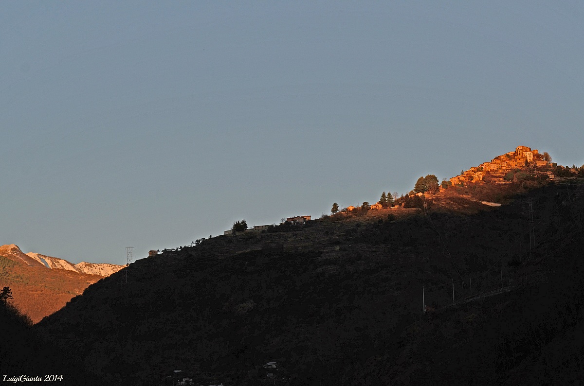 Triora illuminata dai primi raggi del mattino
