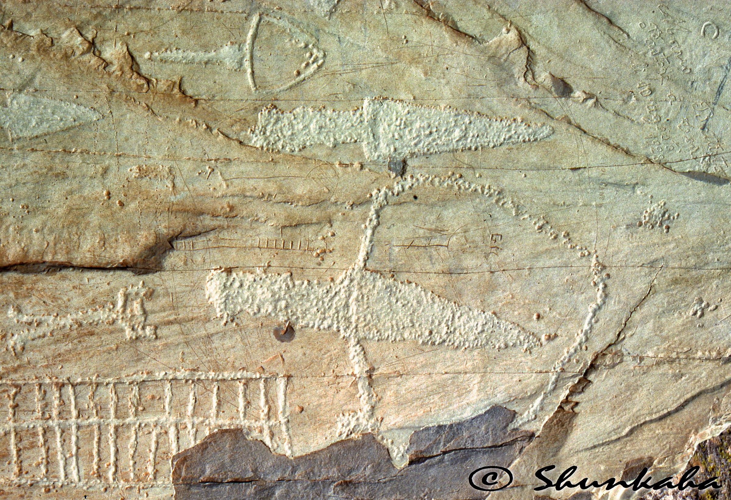 Pugnali, antropomorfo orante e reticoli