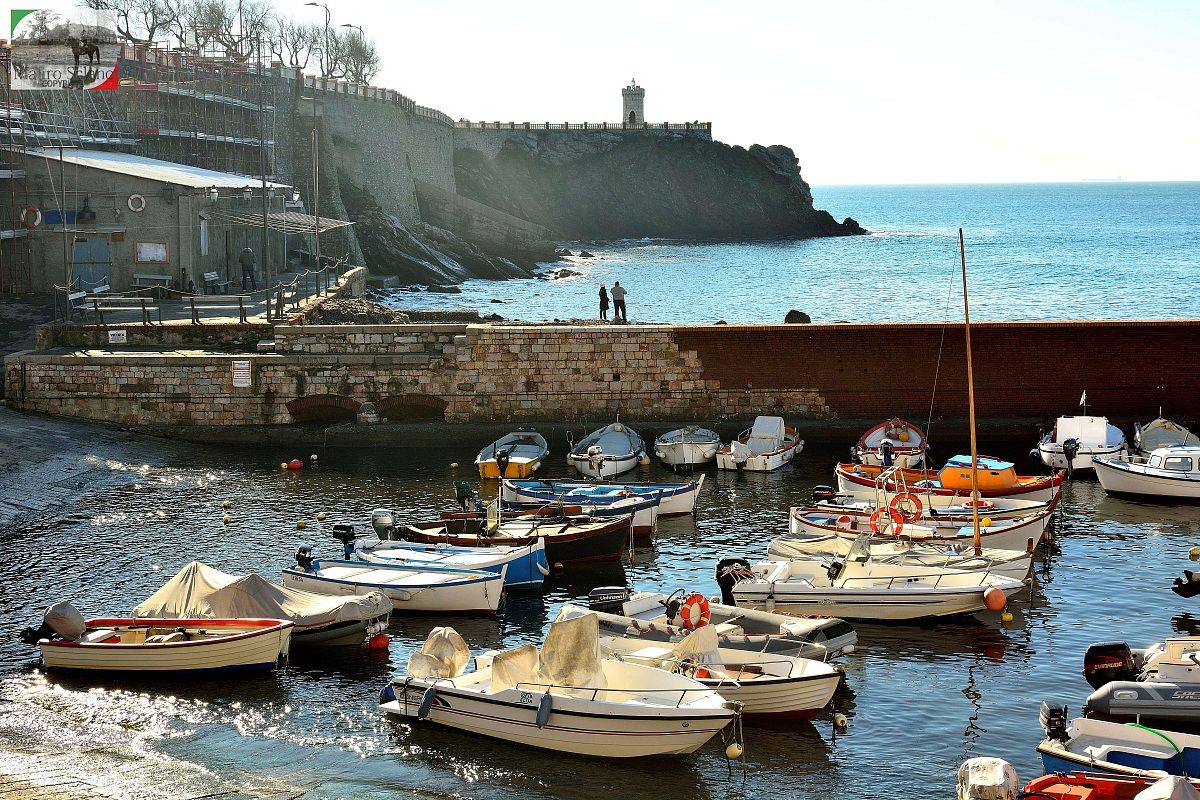 il porticciolo sullo sfondo il faro
