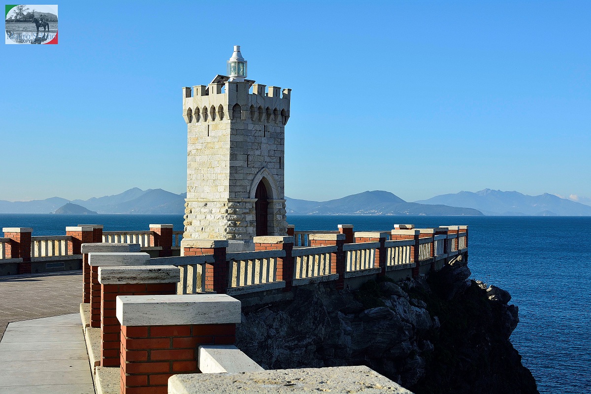il faro, sullo sfondo l'Elba